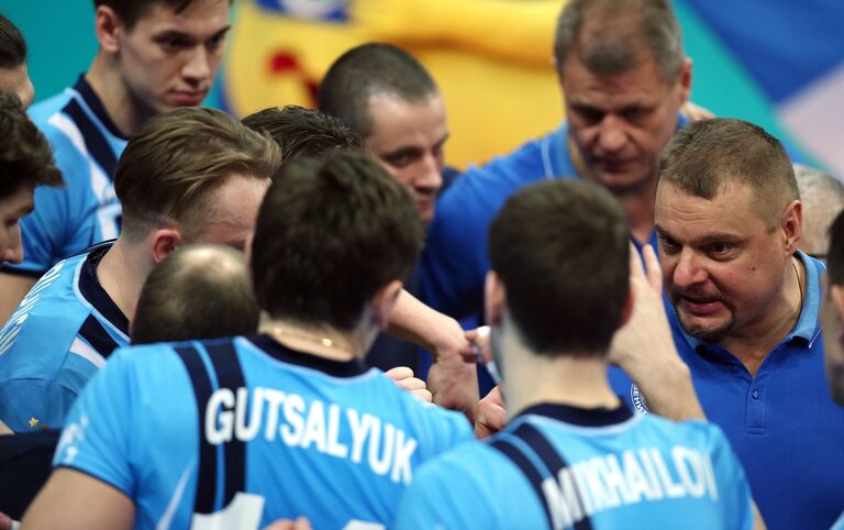 Главный тренер ВК Зенит-Казань Владимир Алекно (справа)