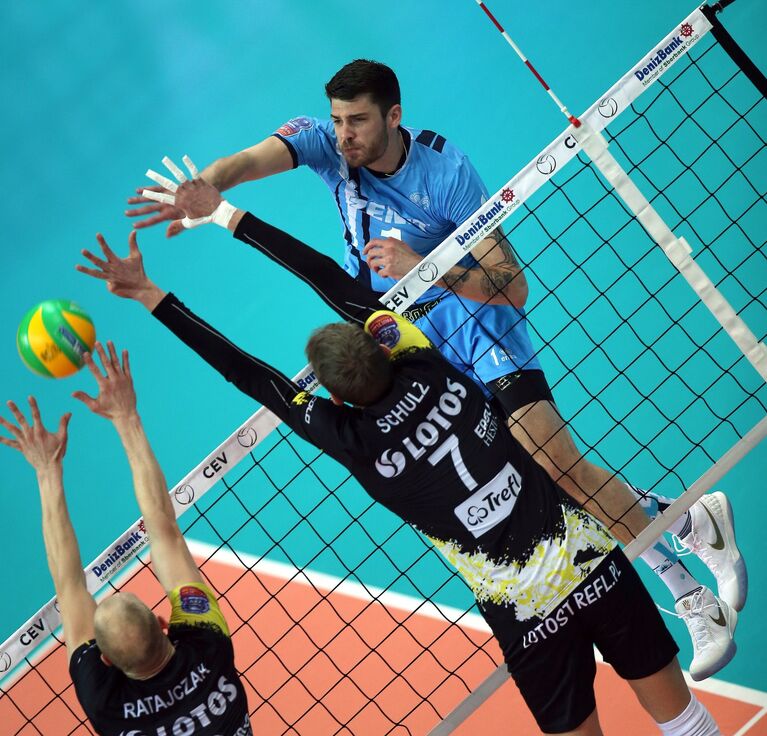 Доигровщик ВК Зенит-Казань Мэтью Андерсон (справа) и игрок ВК Лотос Трефль Дамиан Шульц