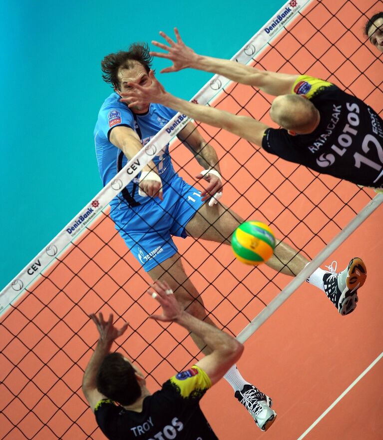 Блокирующий ВК Зенит-Казань Андрей Ащев (в центре)