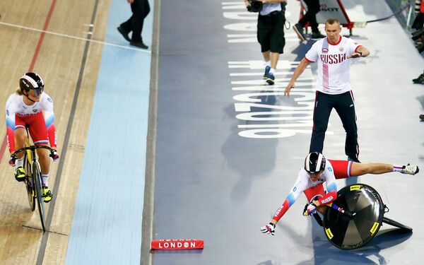 Падение Дарьи Шмелевой в финале командного спринта на чемпионате мира по трековым велогонкам в Лондоне