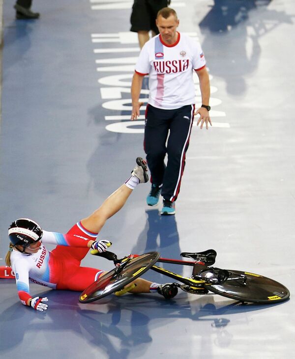 Падение Дарьи Шмелевой в финале командного спринта на чемпионате мира по трековым велогонкам в Лондоне