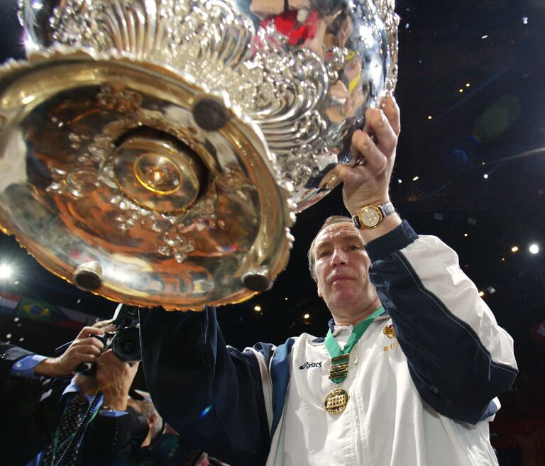 Шамиль Тарпищев с трофеем за победу в Кубке Дэвиса-2002
