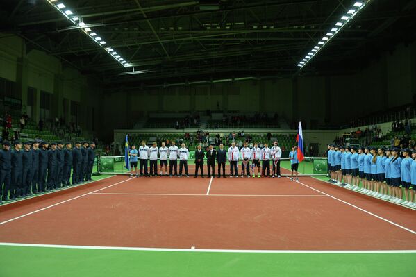 Теннисисты сборной Швеции (слева на втором плане) и теннисисты сборной России