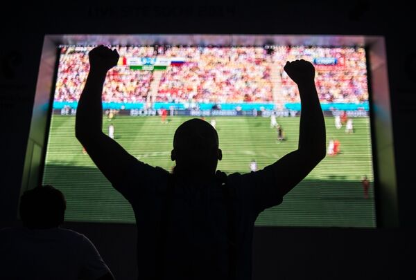 Болельщик сборной России смотрит трансляцию футбольного матча