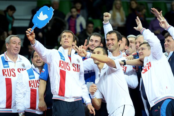 Сборная России по теннису фотографируется после окончания парной встречи против команды Швеции