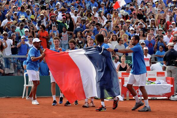 Игроки сборной Франции по теннису радуются победе