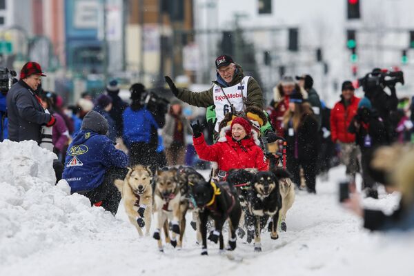 Четырехкратный чемпион Джефф Кинг со своей командой во время традиционной гонки на собачьих упряжках Идитарод на Аляске, США.