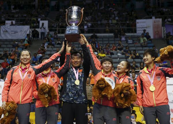 Женская сборная Китая по настольному теннису с тренером