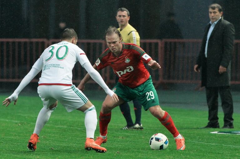 Полузащитник ФК Терек Георге Грозав (слева) и защитник ФК Локомотив Виталий Денисов Полузащитник ФК Терек Георге Грозав (слева) и защитник ФК Локомотив Виталий Денисов