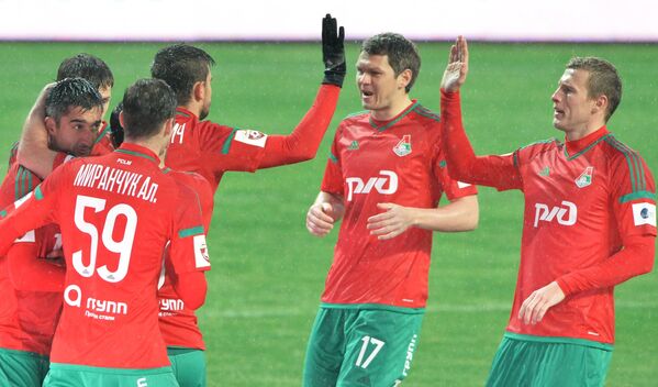 Игроки ФК Локомотив радуются забитому голу
