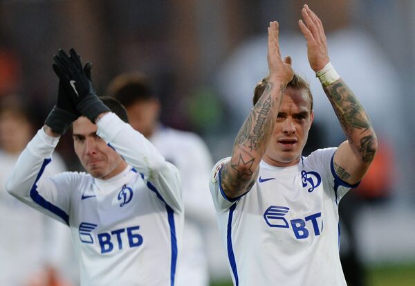 Футболисты московского Динамо Алексей Ионов (слева) и Андрей Ещенко