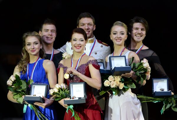 Екатерина Боброва и Дмитрий Соловьев, Александра Степанова и Иван Букин (слева направо)