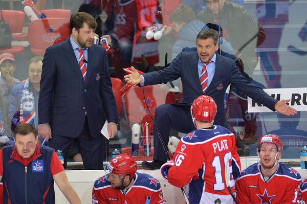 Главный тренер ЦСКА Дмитрий Квартальнов (на втором плане справа)