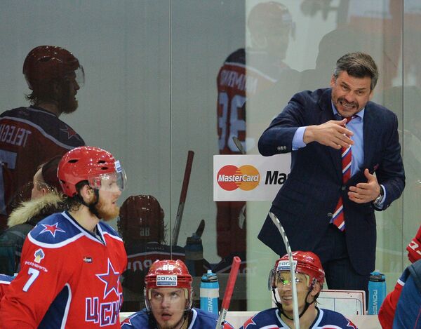 Главный тренер ЦСКА Дмитрий Квартальнов (справа) и хоккеисты клуба