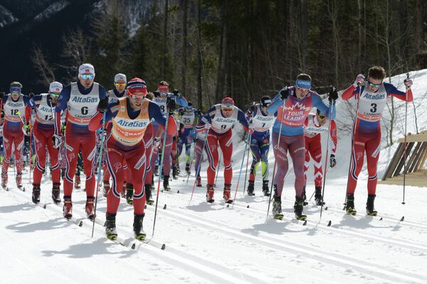 Мартин Сандбю (Норвегия), Сергей Устюгов (Россия) и Эмиль Иверсен (Норвегия) на старте дистанции скиатлона
