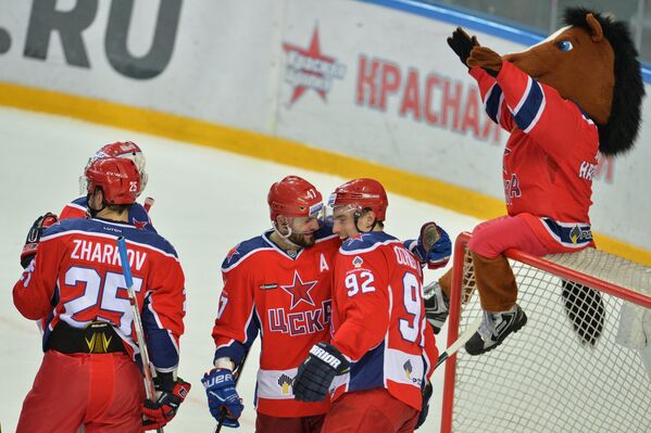 Игроки ЦСКА радуются победе в матче 1/4 финала плей-офф КХЛ против ХК Торпедо