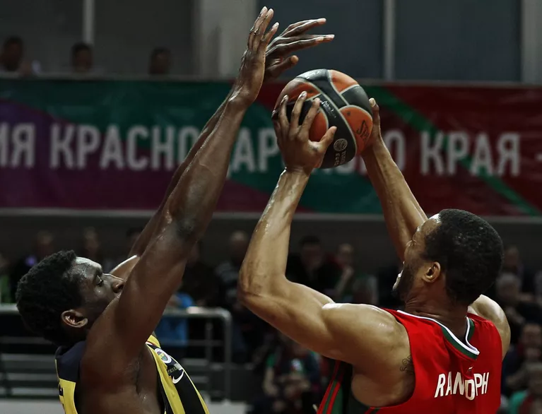 Форвард БК Локомотив-Кубань Энтони Рэндольф (справа) и центровой БК Фенербахче Экпе Юдо Форвард БК Локомотив-Кубань Энтони Рэндольф (справа) и центровой БК Фенербахче Экпе Юдо