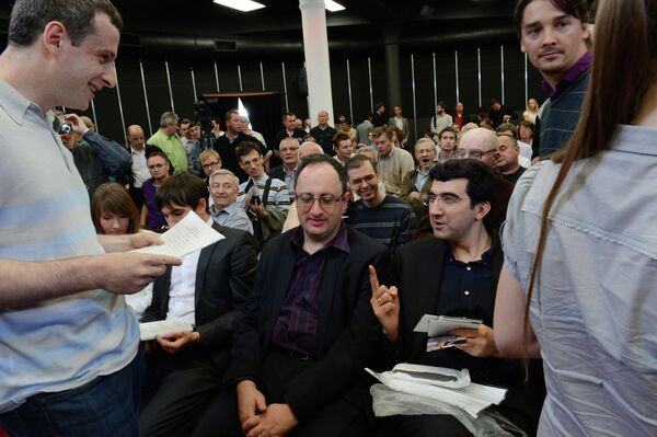 Владимир Крамник и Александр Морозевич (слева направо на втором плане)
