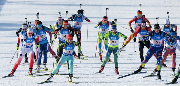 Спортсменки на дистанции эстафеты среди женщин на чемпионате мира по биатлону в норвежском Холменколлене
