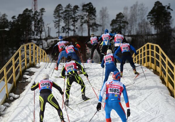 Участники на дистанции IX Традиционного Международного Дёминского лыжного марафона в Ярославской области