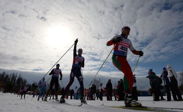 Участники на дистанции IX Традиционного Международного Дёминского лыжного марафона в Ярославской области