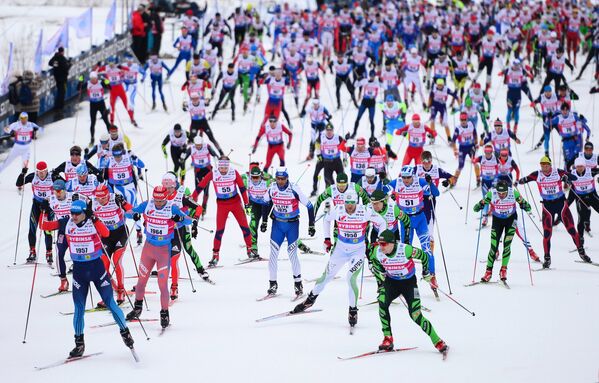 Участники IX Традиционного Международного Дёминского лыжного марафона на дистанции в Ярославской области