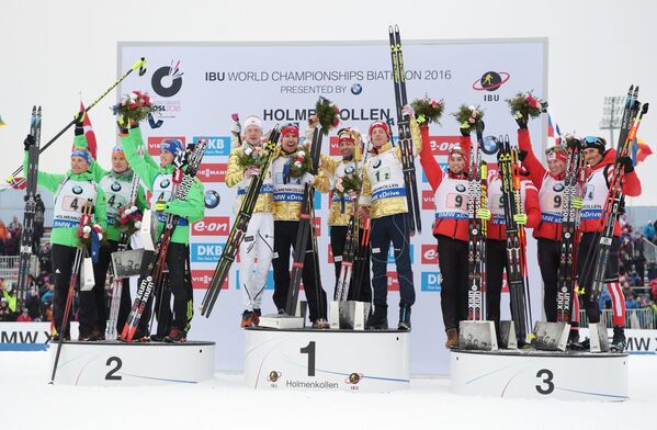 Спортсмены сборной Германии по биатлону, спортсмены сборной Норвегии и спортсмены сборной Канады (слева направо)