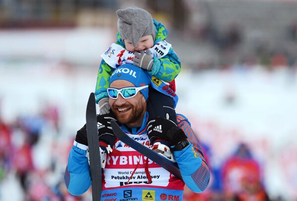 Лыжник Алексей Петухов с сыном
