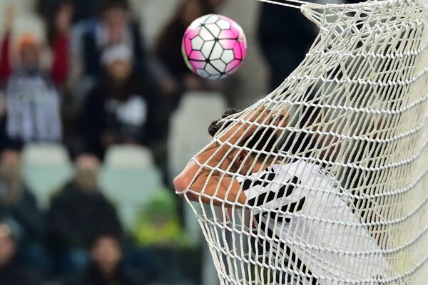 Полузащитник Ювентуса Сами Хедира во время матча чемпионата Италии по футболу против Сассуоло