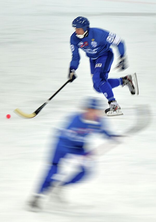 Игрок Динамо (Москва) в матче чемпионата России по хоккею с мячом
