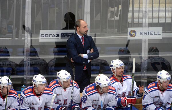 Главный тренер ХК СКА Сергей Зубов (в центре на втором плане)