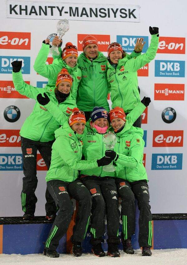 Женская сборная Германии по биатлону и старший тренер женской сборной Германии Геральд Хениг
