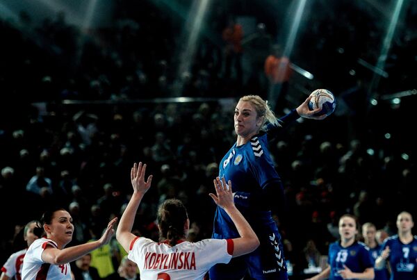 Игрок сборной России Анна Сень (вверху)