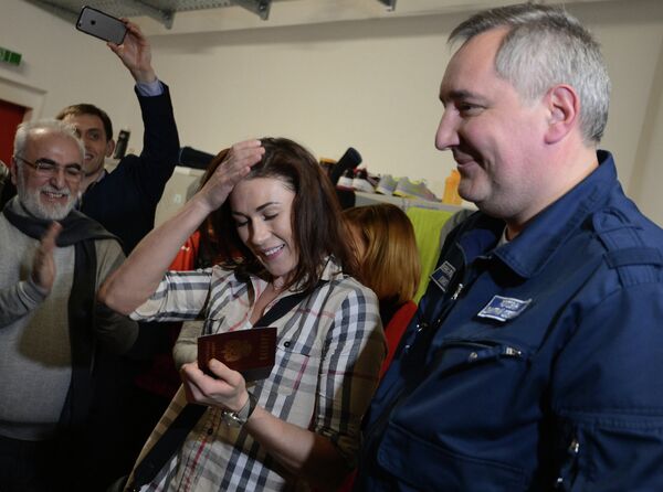 Дмитрий Рогозин во время вручения паспорта гражданина РФ экс-украинской гандболистке Юлии Манагаровой