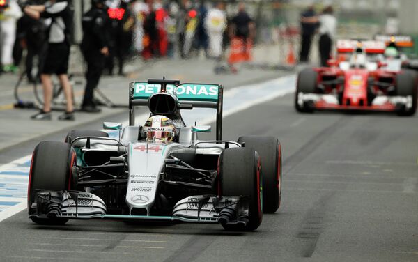 Пилот Мерседеса Льюис Хэмилтон (на переднем плане) и гонщик Феррари Себастьян Феттель во время квалификации Гран-при Австралии