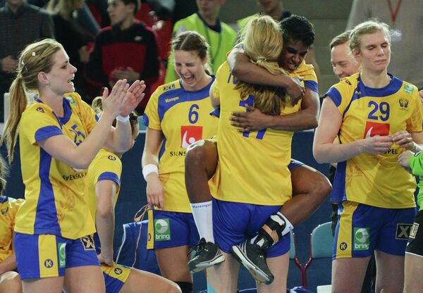 Гандболистки сборной Швеции радуются победе