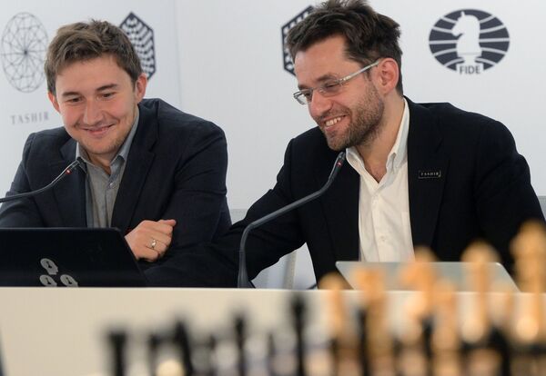 Слева направо: гроссмейстеры Сергей Карякин (Россия) и Левон Аронян (Армения)