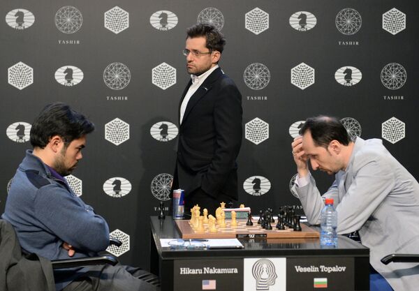Слева направо на первом плане: гроссмейстеры Хикару Накамура (США), Левон Аронян (Армения) и Веселин Топалов (Болгария)