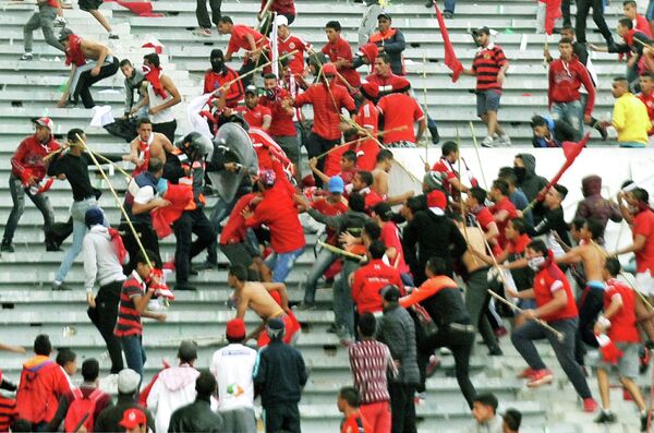 Драка футбольных болельщиков во время матча чемпионата Марокко