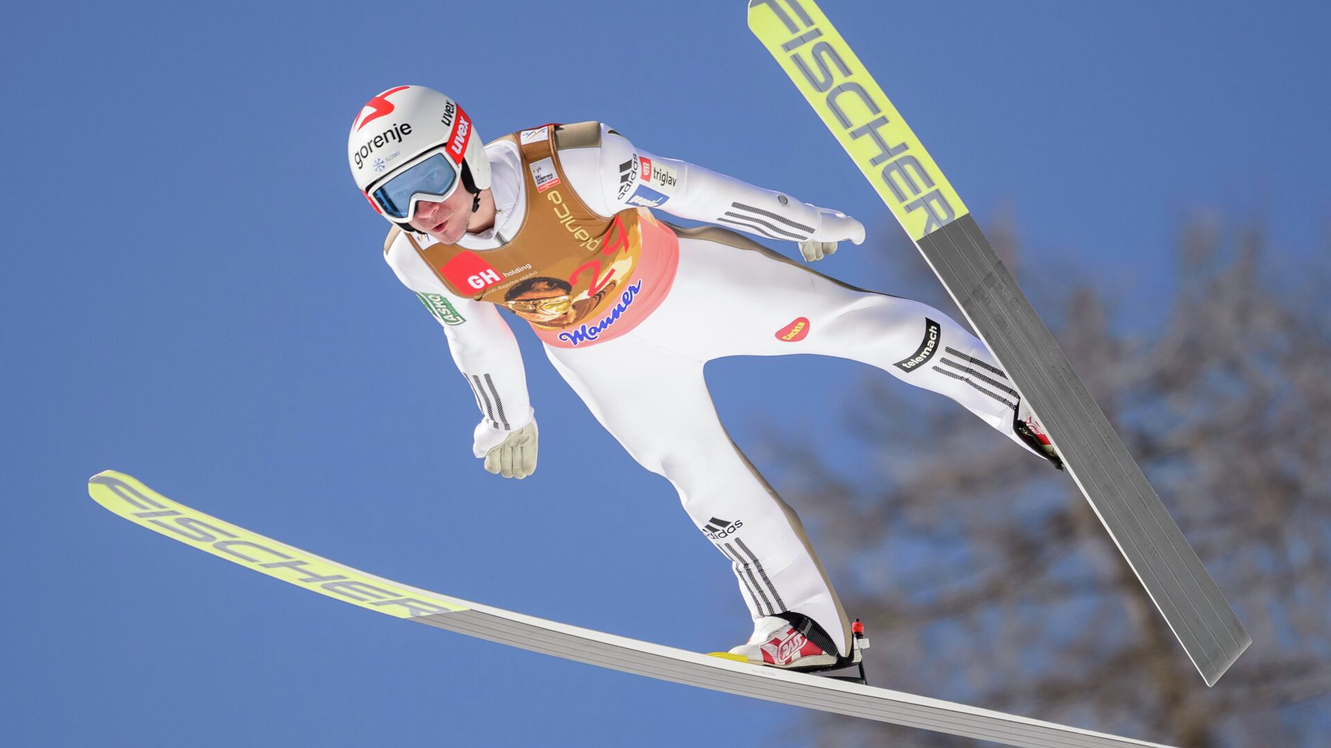 Ski diving. Олаф Рюэ прыжки с трамплина. Лиллехаммер 2016 прыжки с трамплина. Летающий лыжник.