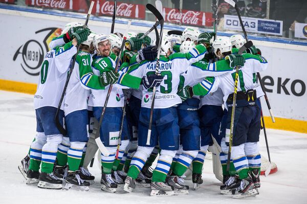 Хоккеисты Салавата Юлаева радуются победе