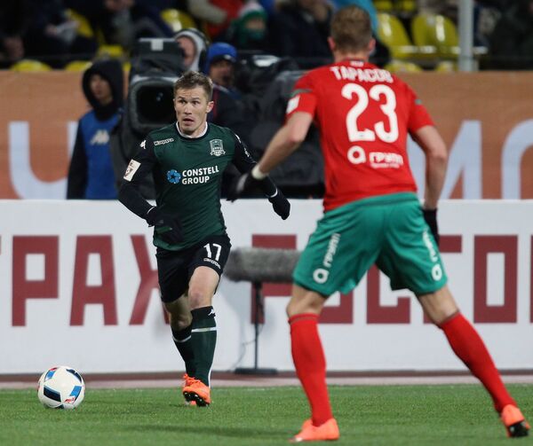 Защитник Краснодара Виталий Калешин (слева) и полузащитник Локомотива Дмитрий Тарасов