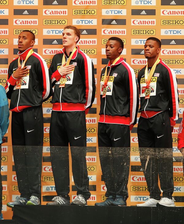 Американские легкоатлеты Кельвин Смит, Кайл Клемонс, Вернон Норвуд и Кристофер Гестин (слева направо)