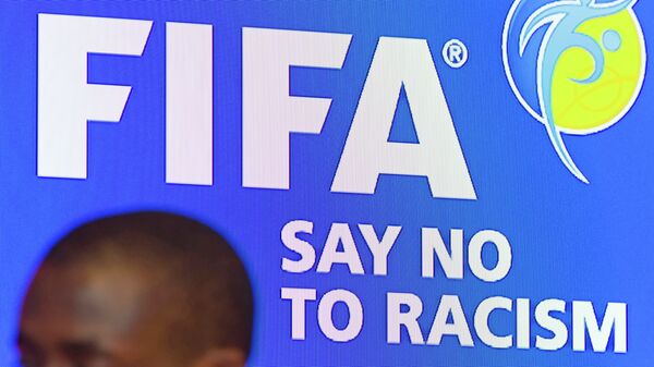 Логотип ФИФА с официальным призывом нет расизму