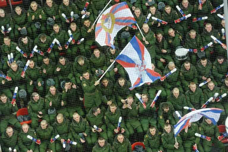 Зрители на матче 1/2 финала плей-офф Кубка Гагарина Континентальной хоккейной лиги между ХК ЦСКА (Москва) и ХК СКА (Санкт-Петербург) Зрители на матче 1/2 финала плей-офф Кубка Гагарина Континентальной хоккейной лиги между ХК ЦСКА (Москва) и ХК СКА (Санкт-Петербург)