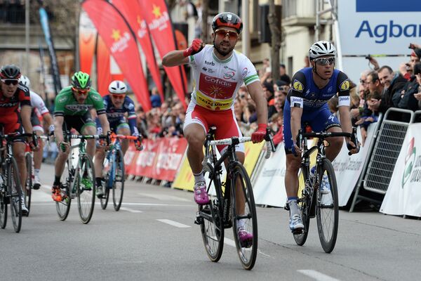 Французский велогонщик Насер Буанни из команды Cofidis (на переднем плане)