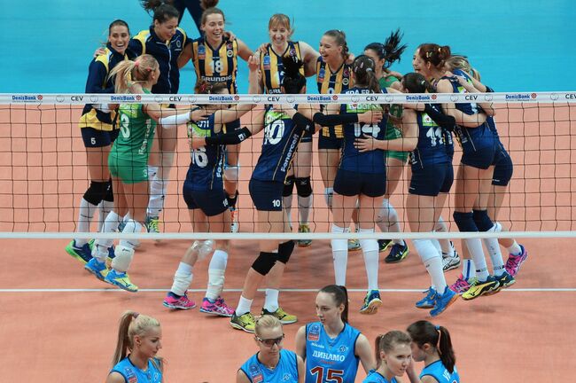 Игроки ЖВК Фенербахче (на втором плане)