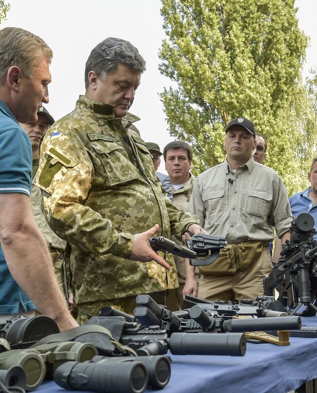 Президент Украины Петр Порошенко (в центре)