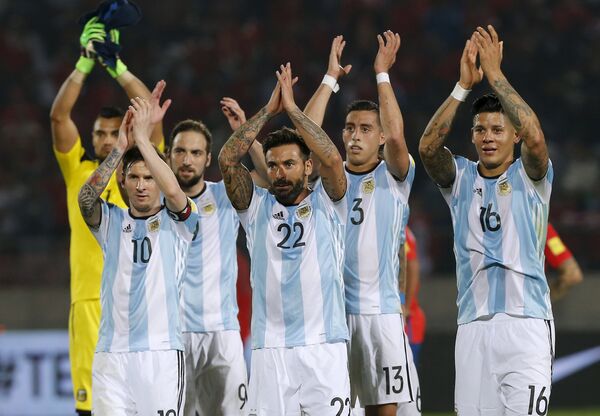 Футболисты сборной Аргентины радуются победе