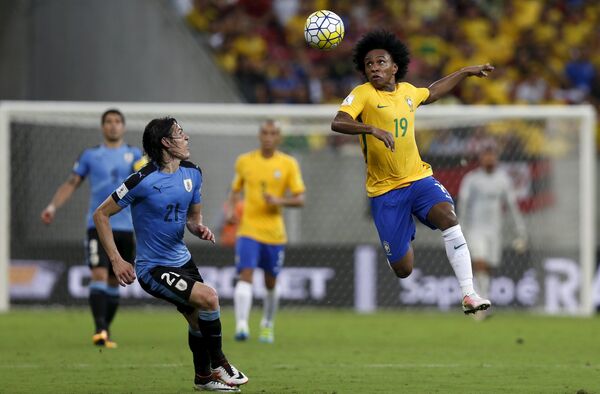 Нападающий сборной Уругвая Эдинсон Кавани и полузащитник сборной Бразилии Виллиан (слева направо)